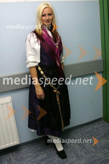 Mateja Podvratnik, pevka ansambla Ta pravi faloti iz ŠoštanjaPraznik slovenskega podeželja