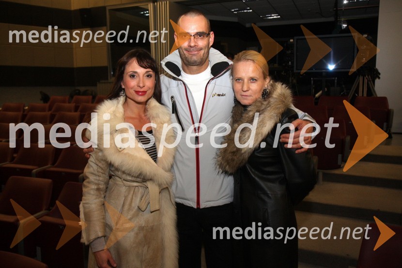 Tina Gorenjak, pevka, igralka in stand up komičarka, Suzana, vedeževalka ter njen spremljevalecRTS Stand up show