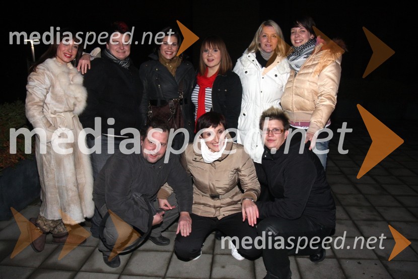Janez Usenik, povezovalec programa in novinar, Lucija Ćirović, igralka in stand up komičarka, Janja Zdolšek, Tina Gorenjak, pevka, igralka in stand up komičarka, Martina Ipša, stand up komičarka, Ana Marija Mitić, igralka in stand up komičarka, Tanja Kocman, igralka in stand up komičarka, Branka Breznik, producentka RTS ter Mateja Naberšnik, maskerkaRTS Stand up show