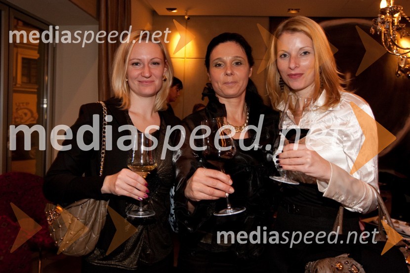 Katarina Pugelj, Petra Anderlič, tržnica programa široke potrošnje Kozmetike Afrodita in Simona Groznik, Muller drogerijePredstavitev kozmetične linije Kozmetike Afrodita Gold 24 Ka