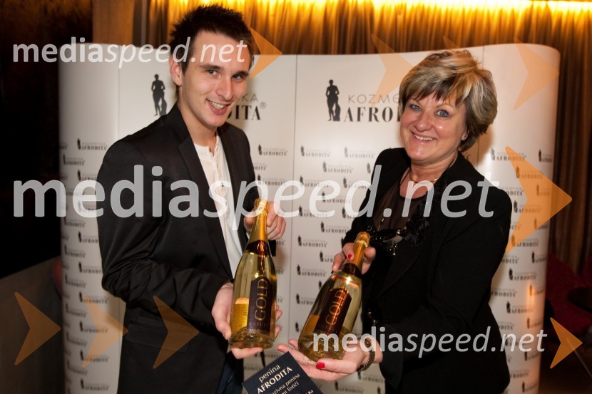 Ivo Mijošek in mama Danica Zorin Mijošek z ekskluzivno polnitvijo penine Afrodita GOLD z zlatimi lističiPredstavitev kozmetične linije Kozmetike Afrodita Gold 24 Ka