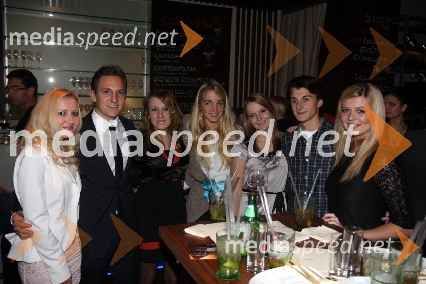 Urška Burnač, Matej Krampač, predsednik Rotaract, Špela Burnač, ..., ..., ... in ..., člani Rotaract klubaDobrodelni kulinarični večer Rotaract Club Maribor