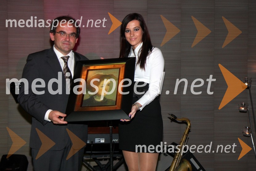 Lina Fekonja, hostesa in kupec grafikeDobrodelni kulinarični večer Rotaract Club Maribor