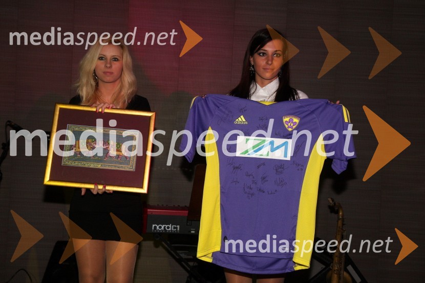 	Tanja Karlovčec in Lina Fekonja, hostesiDobrodelni kulinarični večer Rotaract Club Maribor