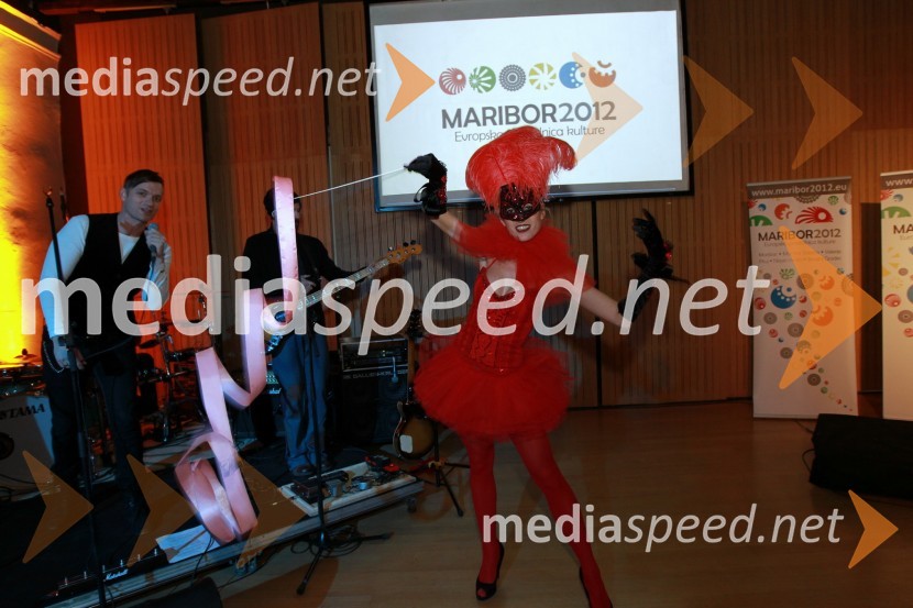 Skupina CoverLover in Aleksandra Mokič, plesalkaMaribor 2012, EPK - sprejem za gospodarstvenike
