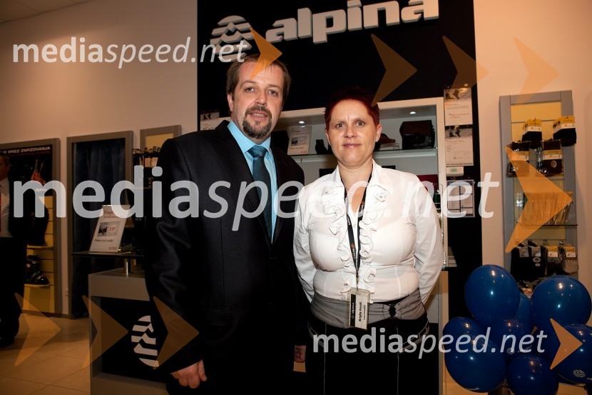 Mitja Bežan, direktor maloprodaje Alpina in Brigita Novak, vodja prodajalne AlpinaOtvoritev trgovine Alpina, Mercator center Tabor Maribor