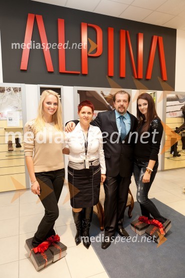 Polona Golob, manekenka, Brigita Novak, vodja prodajalne Alpina, Mitja Bežan, direktor maloprodaje Alpina in Patricija Golob, manekenkaOtvoritev trgovine Alpina, Mercator center Tabor Maribor
