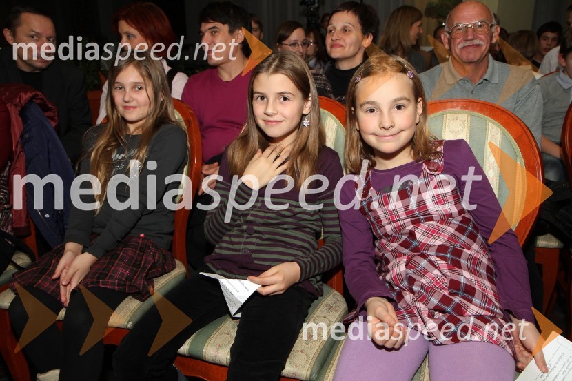 Učenke Glasbene šole Gornja Radgona4. Dobrodelni Miklavžev koncert Big Banda Glasbene šole Gornja Radgona z Nušo Derenda