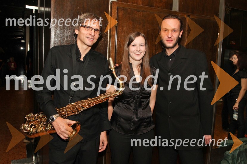 Člani Big banda Glasbene šole Gornja Radgona4. Dobrodelni Miklavžev koncert Big Banda Glasbene šole Gornja Radgona z Nušo Derenda