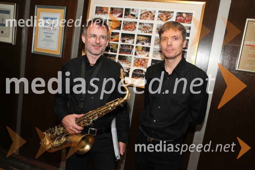 Člana Big banda Glasbene šole Gornja Radgona4. Dobrodelni Miklavžev koncert Big Banda Glasbene šole Gornja Radgona z Nušo Derenda