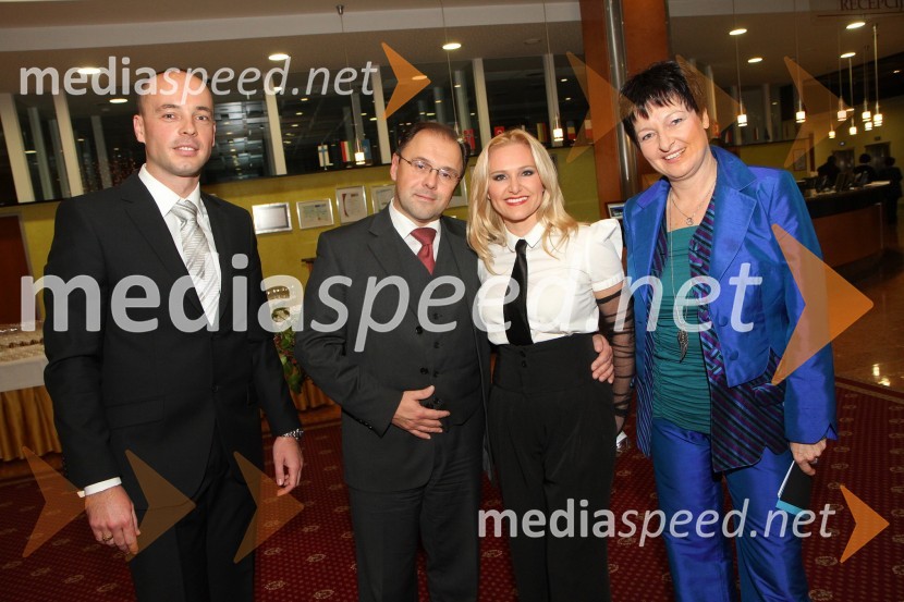 Tomaž Polak, ravnatelj Glasbene šole Gornja Radgona, Mladen Kučiš, direktor Zdravilišča Radenci, Nuša Derenda, pevka in Irena Polak Fištravec4. Dobrodelni Miklavžev koncert Big Banda Glasbene šole Gornja Radgona z Nušo Derenda