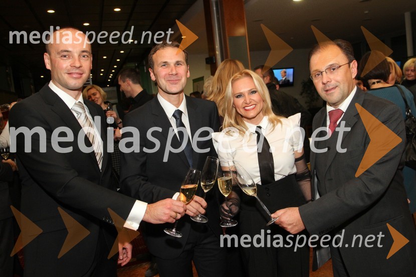 Tomaž Polak, ravnatelj Glasbene šole Gornja Radgona, Borut Cvetkovič, direktor podjetja Radgonske gorice, d.d., Nuša Derenda, pevka in Mladen Kučiš, direktor Zdravilišča Radenci
4. Dobrodelni Miklavžev koncert Big Banda Glasbene šole Gornja Radgona z Nušo Derenda