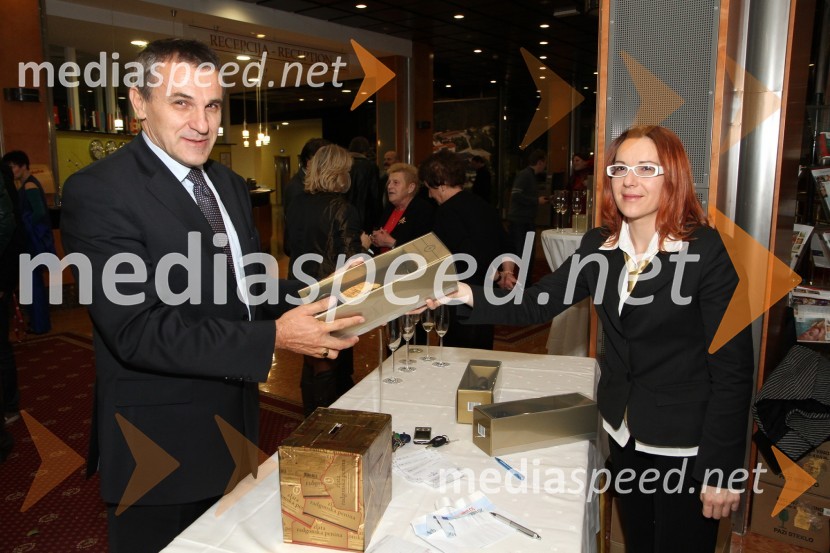 Branko Kurbus, predsednik uprave Arcont d.d. in hostesa Radgonskih goric d.d.4. Dobrodelni Miklavžev koncert Big Banda Glasbene šole Gornja Radgona z Nušo Derenda