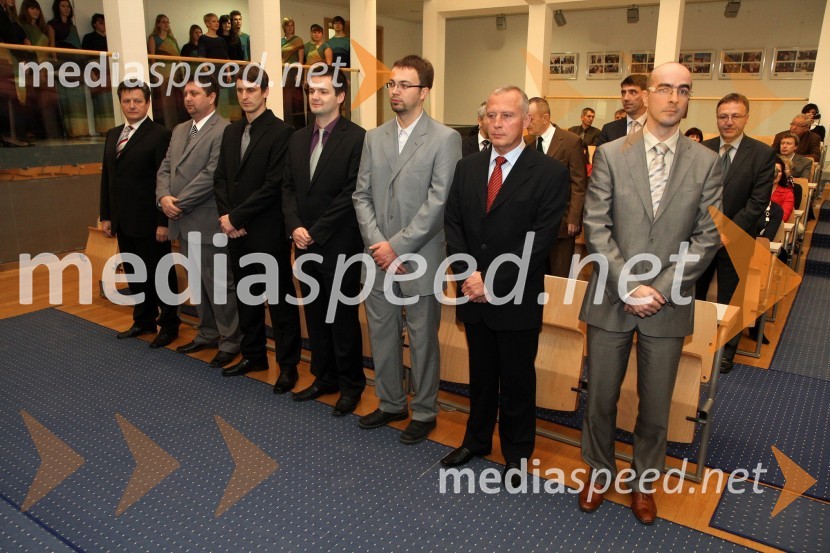 Dr. Gregor Pivec, Medicinska fakulteta UM, dr. Jasmin Kaljun, Fakulteta za strojništvo UM, ..., dr. Simon Kocbek, Fakulteta za elektrotehniko, računalništvo in informatiko UM, dr. Andrej Kirbiš, Filozofska fakulteta UM, dr. Viktor Tajnšek, Fakulteta za organizacijske vede UM, dr. Igor Vrečko, Ekonomsko-poslovna fakulteta UMPromocija doktorjev znanosti Univerze v Mariboru, december 2011