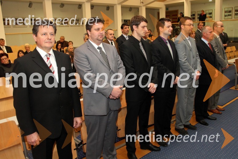 Dr. Gregor Pivec, Medicinska fakulteta UM, dr. Jasmin Kaljun, Fakulteta za strojništvo UM, ..., dr. Simon Kocbek, Fakulteta za elektrotehniko, računalništvo in informatiko UM, dr. Andrej Kirbiš, Filozofska fakulteta UM, dr. Viktor Tajnšek, Fakulteta za organizacijske vede UM, dr. Igor Vrečko, Ekonomsko-poslovna fakulteta UMPromocija doktorjev znanosti Univerze v Mariboru, december 2011