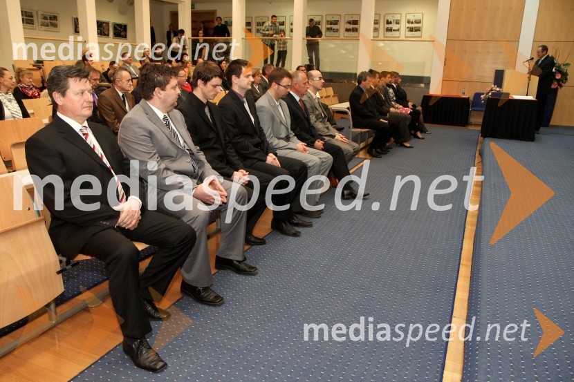 Dr. Gregor Pivec, Medicinska fakulteta UM, dr. Jasmin Kaljun, Fakulteta za strojništvo UM,...,&nbsp; dr. Simon Kocbek, Fakulteta za elektrotehniko, računalništvo in informatiko UM, dr. Andrej Kirbiš, Filozofska fakulteta UM, dr. Viktor Tajnšek, Fakulteta za organizacijske vede UM in dr. Igor Vrečko, Ekonomsko-poslovna fakulteta UMPromocija doktorjev znanosti Univerze v Mariboru, december 2011