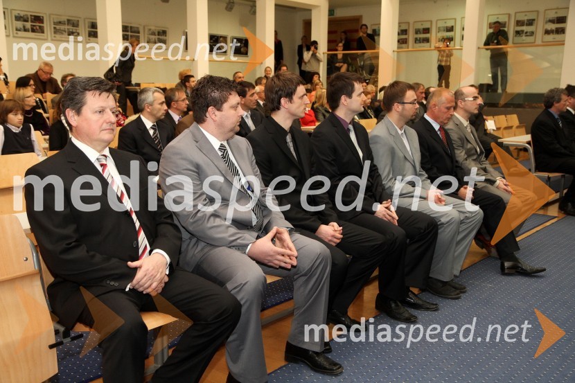 Dr. Gregor Pivec, Medicinska fakulteta UM, dr. Jasmin Kaljun, Fakulteta za strojništvo UM, ..., dr. Simon Kocbek, Fakulteta za elektrotehniko, računalništvo in informatiko UM, dr. Andrej Kirbiš, Filozofska fakulteta UM, dr. Viktor Tajnšek, Fakulteta za organizacijske vede UM in dr. Igor Vrečko, Ekonomsko-poslovna fakulteta UMPromocija doktorjev znanosti Univerze v Mariboru, december 2011