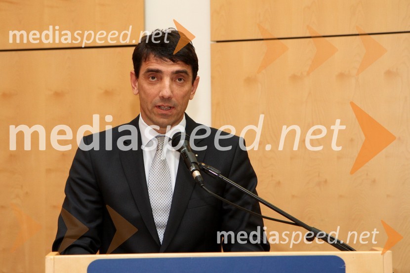 Prof. dr. Tomaž Kern, prorektor za informacijsko tehnologijo Univerze v MariboruPromocija doktorjev znanosti Univerze v Mariboru, december 2011