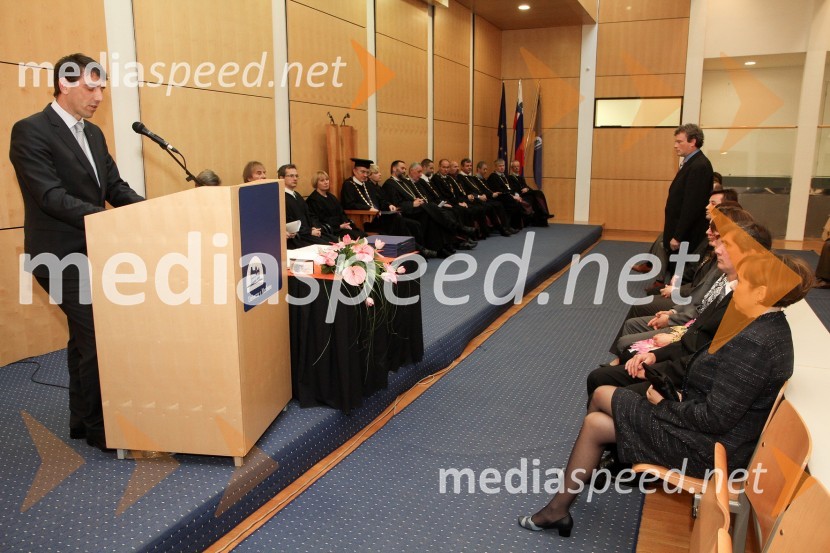 Prof. dr. Tomaž Kern, prorektor za informacijsko tehnologijo Univerze v Mariboru in dr. Peter Weber, Fakulteta za organizacijske vede Univerze v Mariboru 	Promocija doktorjev znanosti Univerze v Mariboru, december 2011