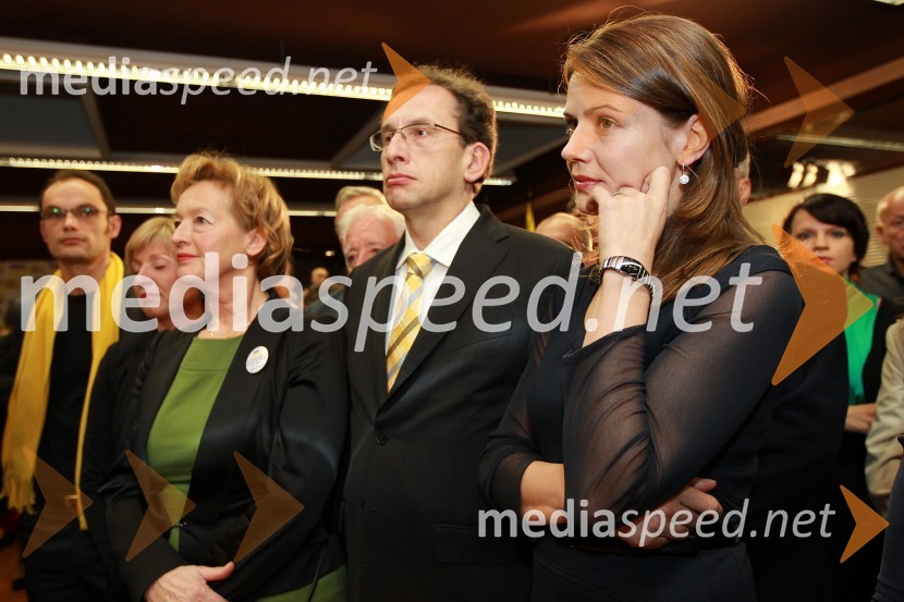 Zofija Mazej Kukovič, dr. Žiga Turk in Urška Bačovnik JanšaVolitve 2011 - vzdušje v štabu stranke SDS
