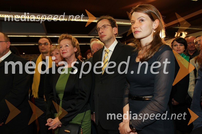 Zofija Mazej Kukovič, dr. Žiga Turk in Urška Bačovnik JanšaVolitve 2011 - vzdušje v štabu stranke SDS