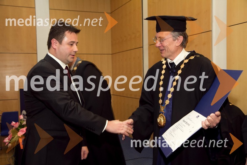 Dr. Robert Brumnik, Fakulteta za organizacijske vede Univerze v Mariboru in prof. dr. Danijel Rebolj, rektor Univerze v MariboruPromocija doktorjev znanosti Univerze v Mariboru, december 2011