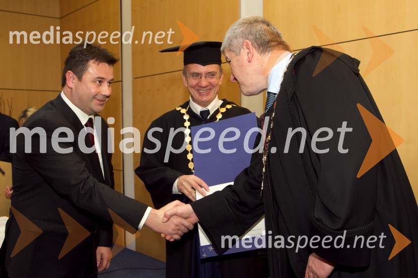 Dr. Robert Brumnik, Fakulteta za organizacijske vede Univerze v Mariboru in prof. dr. Danijel Rebolj, rektor Univerze v Mariboru in prof. dr. Marko Ferjan, dekan Fakultete za organizacijske vede Univerze v MariboruPromocija doktorjev znanosti Univerze v Mariboru, december 2011
