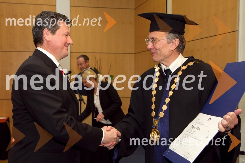 Dr. Gregor Pivec, Medicinska fakulteta Univerze v Mariboru in prof. dr. Danijel Rebolj, rektor Univerze v MariboruPromocija doktorjev znanosti Univerze v Mariboru, december 2011
