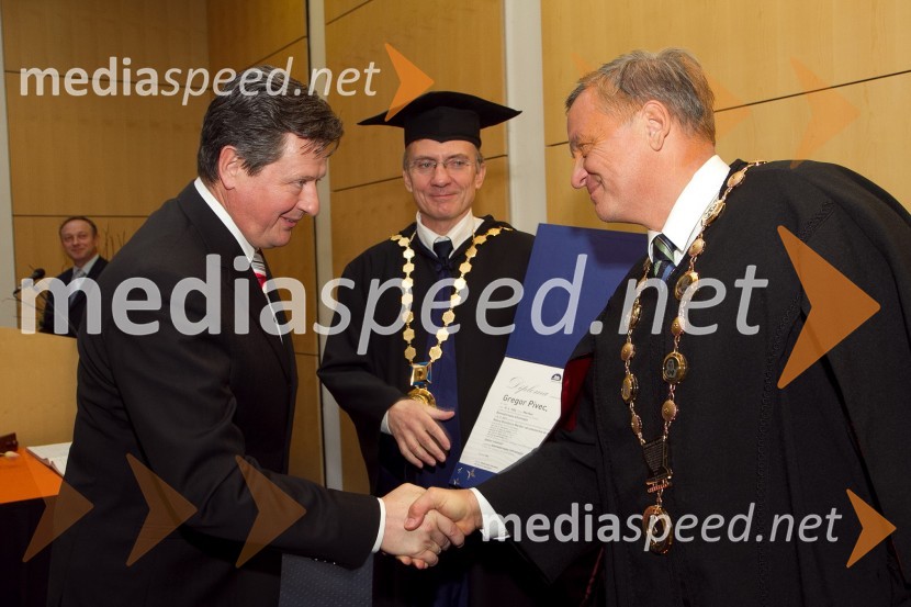 Dr. Gregor Pivec, Medicinska fakulteta Univerze v Mariboru, prof. dr. Danijel Rebolj, rektor Univerze v Mariboru in prof. dr. Ivan Krajnc, dekan Medicinske fakultete Univerze v MariboruPromocija doktorjev znanosti Univerze v Mariboru, december 2011