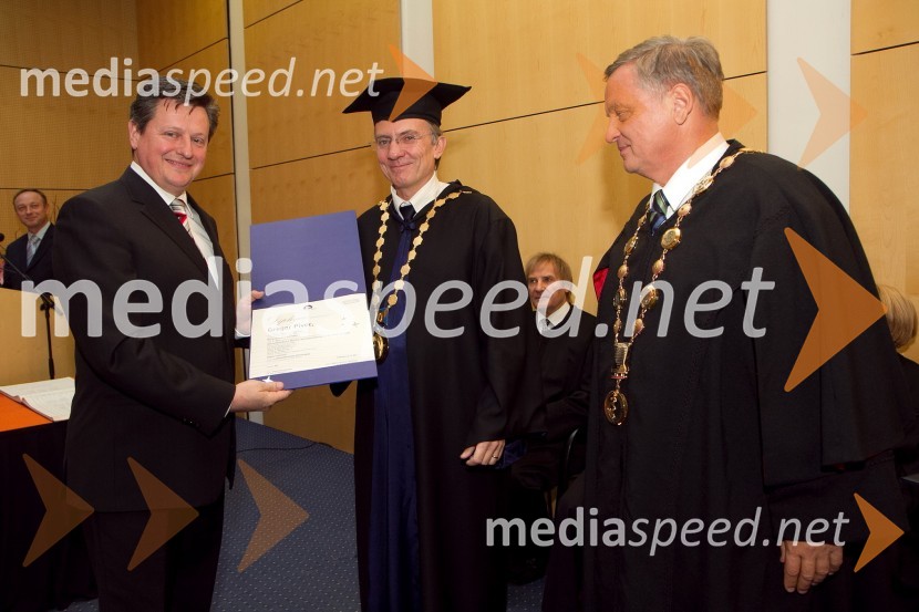 Dr. Gregor Pivec, Medicinska fakulteta Univerze v Mariboru, prof. dr. Danijel Rebolj, rektor Univerze v Mariboru in prof. dr. Ivan Krajnc, dekan Medicinske fakultete Univerze v MariboruPromocija doktorjev znanosti Univerze v Mariboru, december 2011