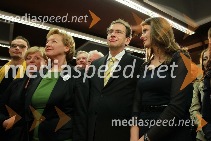 Zofija Mazej Kukovič, dr. Žiga Turk in Urška Bačovnik JanšaVolitve 2011 - vzdušje v štabu stranke SDS