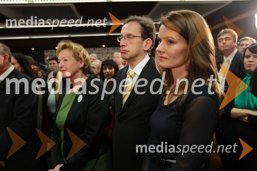 Zofija Mazej Kukovič, dr. Žiga Turk in Urška Bačovnik JanšaVolitve 2011 - vzdušje v štabu stranke SDS