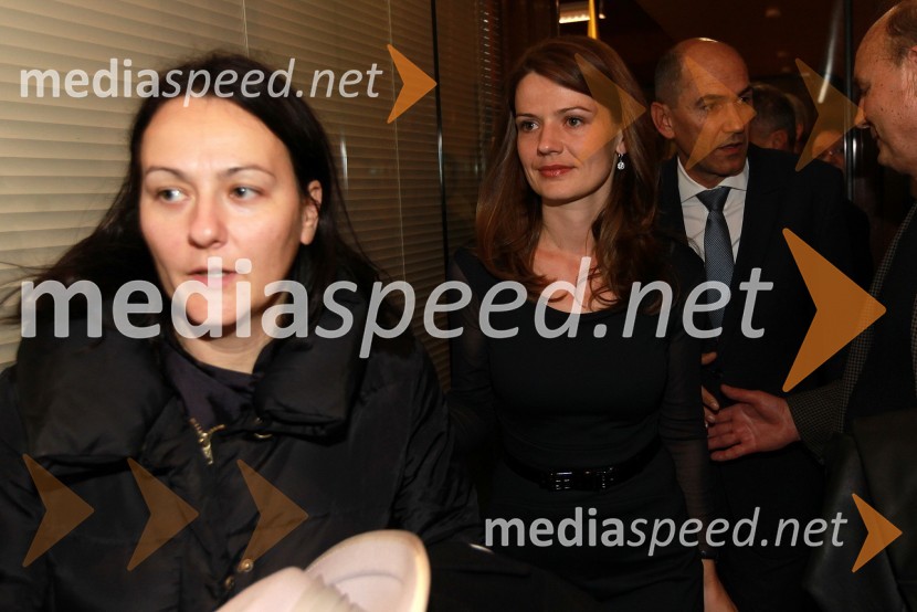 ... in Urška Bačovnik JanšaVolitve 2011 - vzdušje v štabu stranke SDS