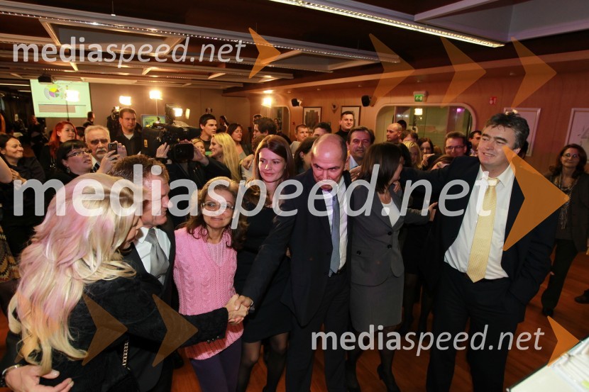Nataša Gačić, Franci Matoz, odvetnik, ..., Urška Bačovnik Janša, Janez Janša in Andreja Zver, dr. Milan Zver, evropski poslanecVolitve 2011 - vzdušje v štabu stranke SDS
