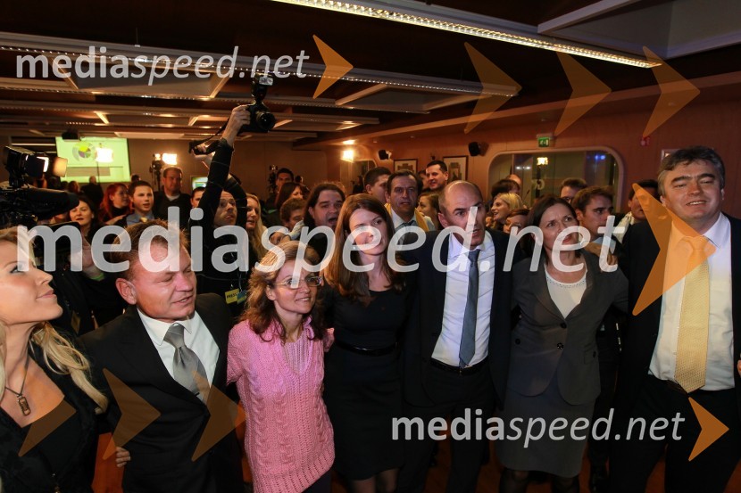 Nataša Gačić, Franci Matoz, odvetnik, ..., Urška Bačovnik Janša, Janez Janša in Andreja Zver, dr. Milan Zver, evropski poslanecVolitve 2011 - vzdušje v štabu stranke SDS