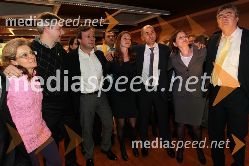 ..., ..., ..., Urška Bačovnik Janša, Janez Janša in Andreja Zver, dr. Milan Zver, evropski poslanecVolitve 2011 - vzdušje v štabu stranke SDS