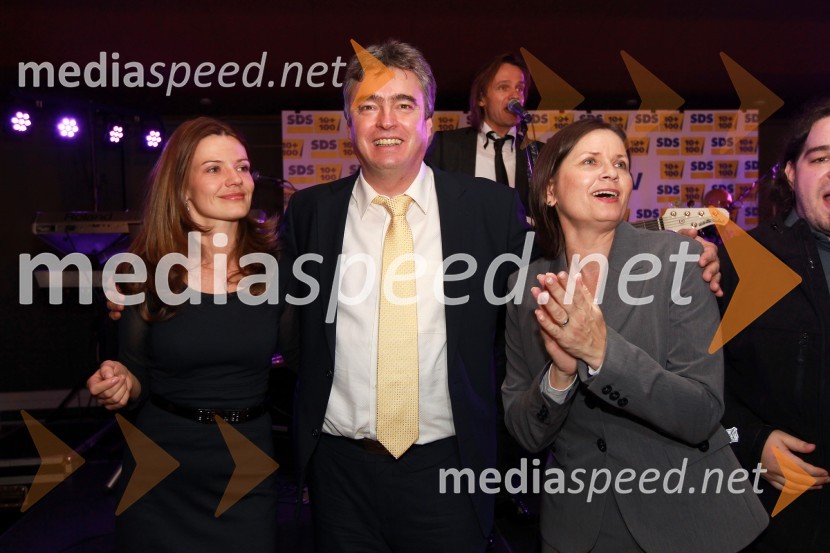 Urška Bačovnik Janša, dr. Milan Zver, evropski poslanec in soproga Andreja ZverVolitve 2011 - vzdušje v štabu stranke SDS