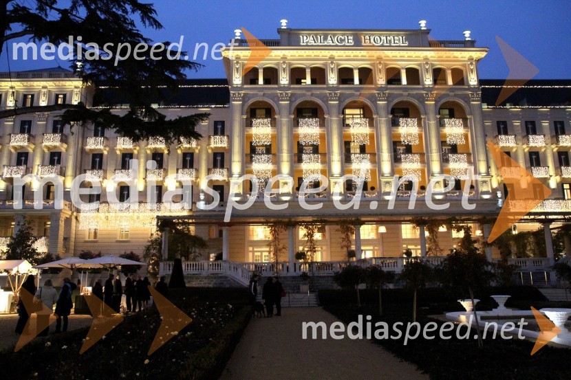 Hotel Kempinski Palace PortorožNovoletna tržnica pri hotelu Kempinski Palace Portorož