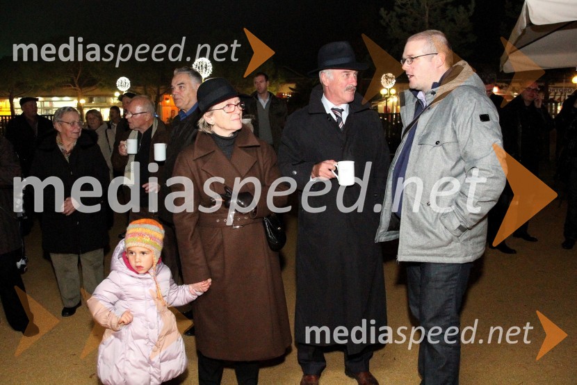 ObiskovalciNovoletna tržnica pri hotelu Kempinski Palace Portorož