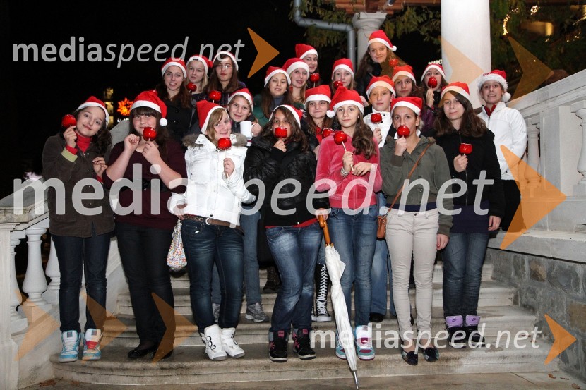 Pevski zborček Osnovne šole PiranNovoletna tržnica pri hotelu Kempinski Palace Portorož