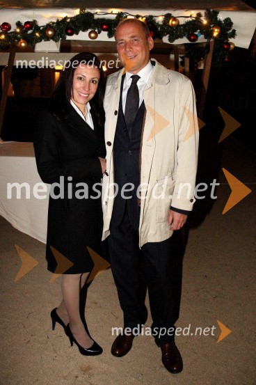 Violeta Milusheva, vodja prodaje Kempinski Palace Portorož in Marko Lenček, direktor prodaje v portoroških hotelih LifeClassNovoletna tržnica pri hotelu Kempinski Palace Portorož