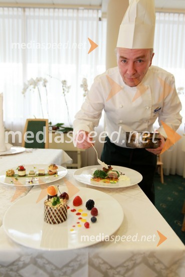 Robert Žibrat, kuhar v hotelu HabakukAndrej Pust, direktor hotela Habakuk, Robert Žibrat in Bojan Pliberšek, kuharja v hotelu Habakuk