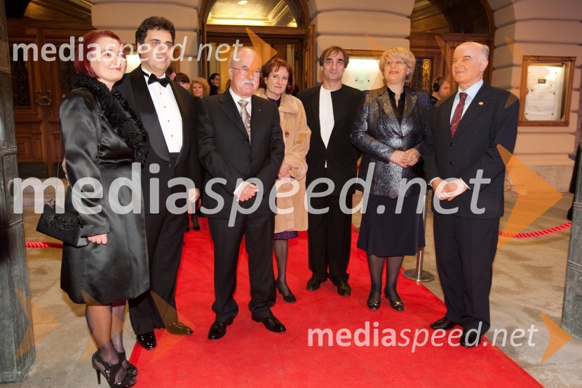 Mitja Bervar, ravnatelj Opere in baleta Ljubljana, soproga Sonja Kralj Bervar, Boštjan Žekš, minister za slovence v zamejstvu in po svetu, Irek Mukhamedov, umetniški vodja SNG opera in balet Ljubljana s soprogo, MIlivoj Šurbek, umetniški vodja opere v SNG Opera in baleta v Ljubljani s soprogoZlitje stoletij, slovesnost ob odprtju prenovljene stavbe SNG Opera in balet Ljubljana