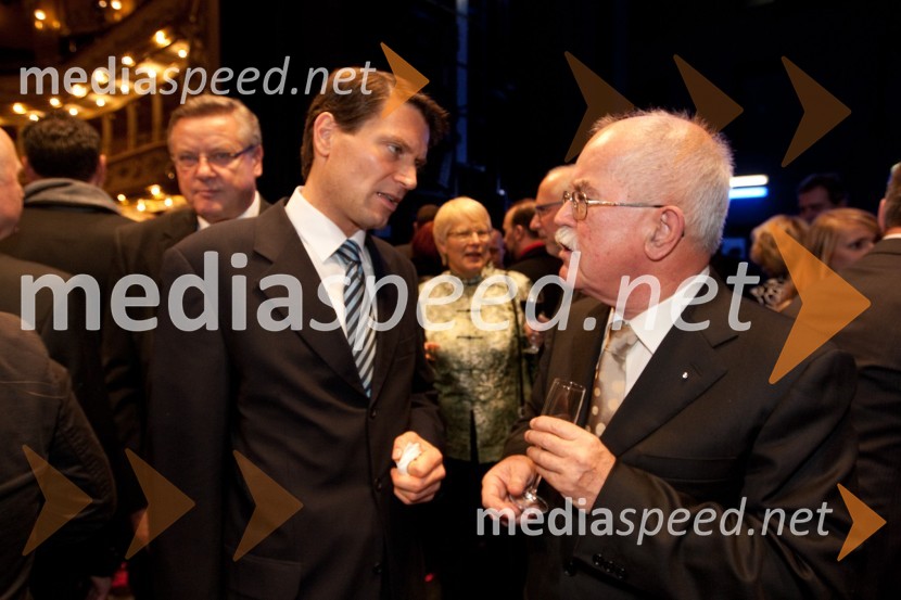 Jurij Giacomelli, predsednik uprave Dela in Boštjan Žekš, minister za slovence v zamejstvu in po svetuZlitje stoletij, slovesnost ob odprtju prenovljene stavbe SNG Opera in balet Ljubljana