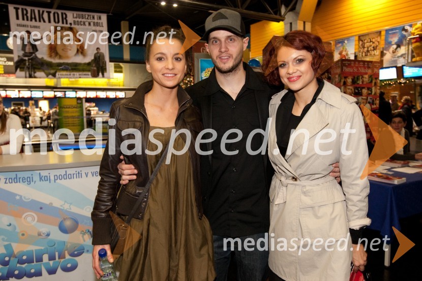 Mitja Okorn, režiser, punca Karolina in Nina Osenar, voditeljicaPisma sv. Nikolaju, premiera filma