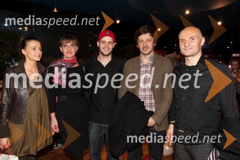 Mitja Okorn, režiser s punco Karolino, mama Irena, ... in Branko Čakarmiš, programski direktor Pro PlusPisma sv. Nikolaju, premiera filma