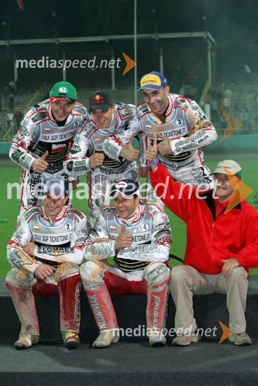 Poljska ekipa: (zadaj) Grzegorz Walasek, Jaroslaw Hampel in Tomasz Gollob, (spredaj) Rune Holta, Piotr Protasiewicz in vodja Szczepan Bukowski (umrl 10.8.2007)SPEEDWAY, SWC Svetovno ekipno prvenstvo v speedwayu 2005, Race off