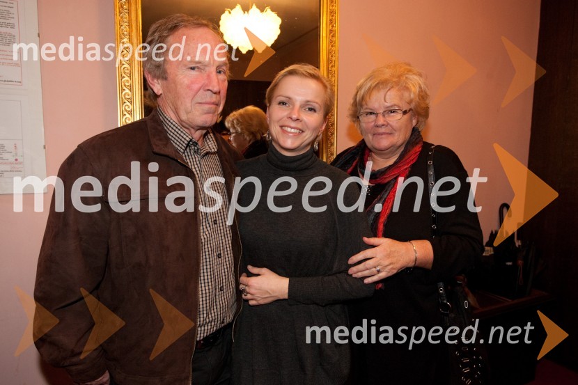 Vesna Slapar, igralka s staršiLimonada Slovenica, premiera v Prešernovem gledališču Kranj