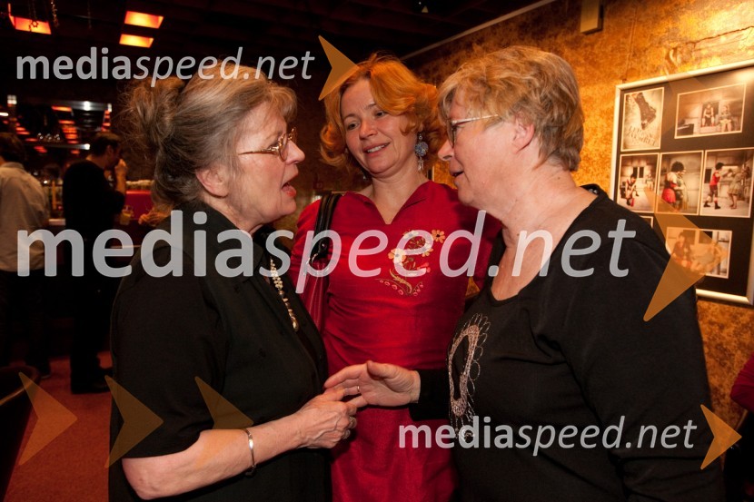 Jelka Reichman, ilustratorka, Vesna Jevnikar, igralka in mama MagdaLimonada Slovenica, premiera v Prešernovem gledališču Kranj