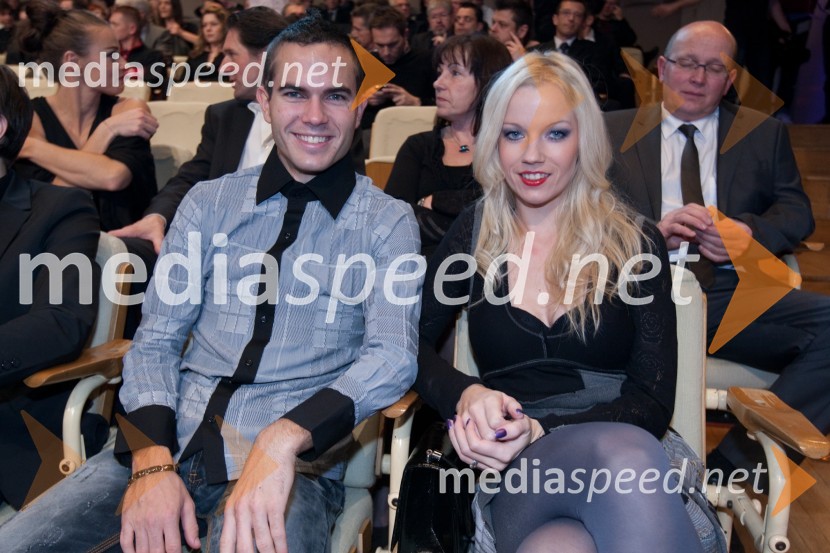 Jernej Damjan, smučarski skakalec in punca Taya, pevkaŠportnik leta 2011